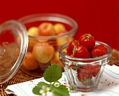 Erdbeeren und Aprikosen