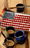 Cheesecake-Tiramisu mit Beeren dekoriert als USA-Flagge
