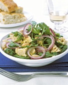 Rucola-Thunfisch-Salat mit Bohnen und Zwiebelringen