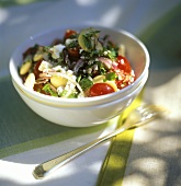 Sommerlicher Tomatensalat mit Bohnen und Hüttenkäse