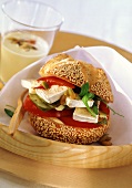 Brötchen-Sandwich mit Gemüse und Camembert