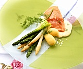 Asparagus with fried salmon fillet and chervil hollandaise