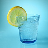 Glas Mineralwasser, dekoriert mit Zitronenscheibe