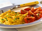 Scrambled eggs with chives and tomatoes (food combining)