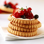 Berry tarts with sour cream mousse