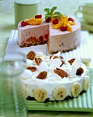 Marshmallow-Torte und Bellini-Torte (hinten)