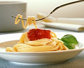 Spaghetti al pomodoro (Spaghetti with tomatoes & basil)