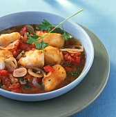 Fish with garlic and tomatoes