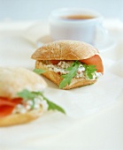 Ciabattini-Sandwich mit Käsecreme und Lachsschinken