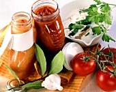 Tomaten-Chili-Sauce, Tomatenketschup und Joghurtsauce