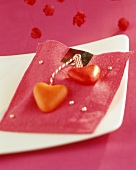 Pink felt purse with sugar hearts as table decoration
