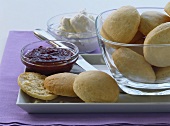 Scones mit Marmelade und Sahne