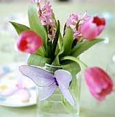 Tulpen und Hyazinthen als Tischdekoration
