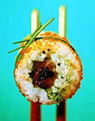 California Maki mit Salatblatt, Thunfisch und Seehasenkaviar