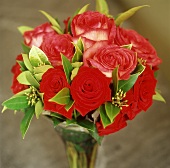 Blumenstrauss mit roten Rosen