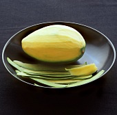 Grüne Mango, halb geschält