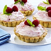 Tartlets with raspberry quark cream