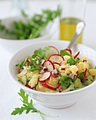 Deftiger Kartoffelsalat mit Weisskohl, Radieschen und Rucola