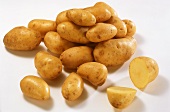 Kartoffeln, eine halbiert