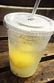 Take-away-Becher mit frischer Zitronenlimonade