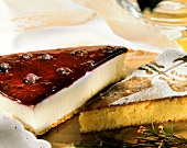 Käsekuchen mit Beeren und 'Tarta de Santiago' (Mandelkuchen)