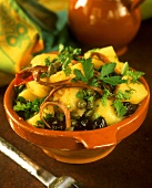 Kartoffelsalat mit Oliven, Kapern und Anchovis