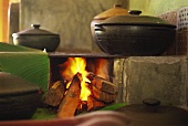 Zubereitung von bahianischem Essen - in Tontöpfen auf Feuer