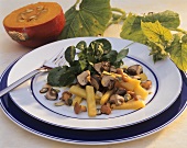 Kürbis-Champignon-Gemüse mit frischen Feldsalat