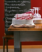 Tischwäsche: Stoffservietten auf einem Stapel Teller