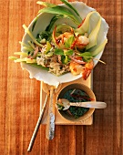 Pikanter Reissalat mit Garnelen und Chili (Bali, Indonesien)