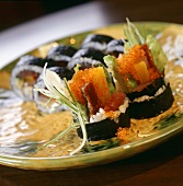 Maki-Sushi mit Krabbenfleisch und rotem Kaviar