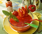 Tomatenkaltschale mit Paprikaspiesschen