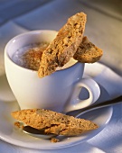 Espresso macchiato con biscotti al caffè (espresso & biscuits)