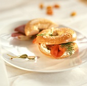 Bagels mit Lachs und mit Roastbeef