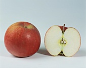 Ein ganzer und ein halber Apfel der Sorte Idared