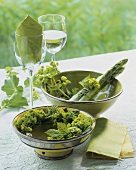 Green table decoration (wreath, asparagus, wine glasses)