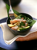 Salmon salad with strips of mango