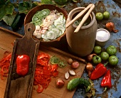 Gemüse einlegen: Stillleben mit Gemüse, Gemüsehobel, Tonkrug