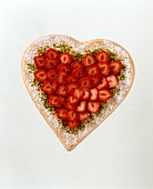 Biskuit-Herz mit Erdbeeren