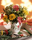 Strauss aus Kräutern und Blüten in einer Vase