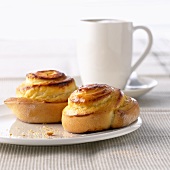 Coiled yeast buns filled with low-fat quark