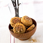 Walnut biscuits made with wholemeal flour