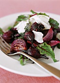 Beetroot salad with onions and goat's cheese