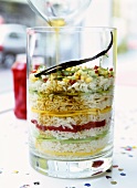 Reissalat mit Obst und Vanilleschote, geschichtet im Glas