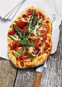 Pizza with asparagus, Parma ham and rocket