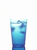 Mineralwasser mit Eiswürfeln in blauem Glas