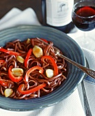 Rote Linguine mit Paprika und Knoblauch