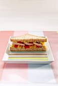 Sandwich mit Fleischwurst und Paprikastücken