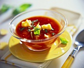 Tomatensuppe mit Käse und Basilikum