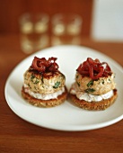 Veal rissoles with red onions on horseradish and toast